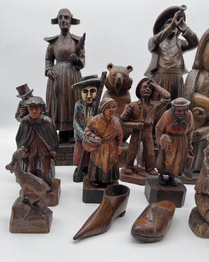 Set of wooden sculptures with various subjects
A...