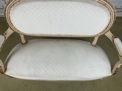 Canapé de style Louis XVI en bois relaqué,...
