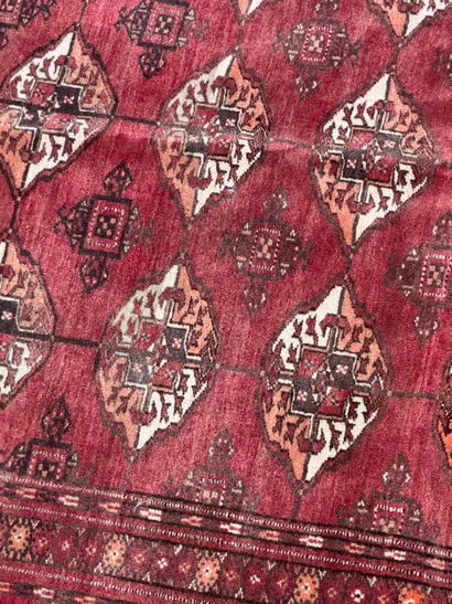 Wool carpet with guls decoration, in the...