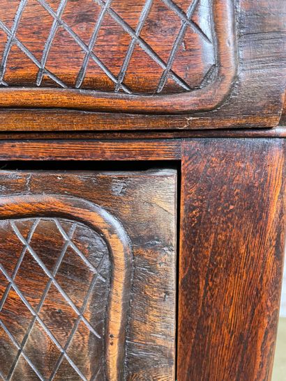 Commode en bois à décor sculpté, poignées...