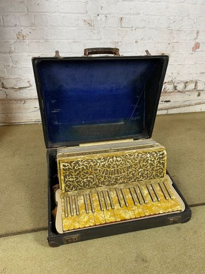 Accordéon piano ANTONIA - milieu du XX siècle
Accordéon...