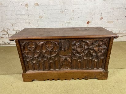 Coffre-banc en bois sculpté de style néo-gothique
Coffre-banc...