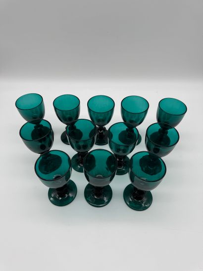 Suite de 12 verres à pied en verre teinté...