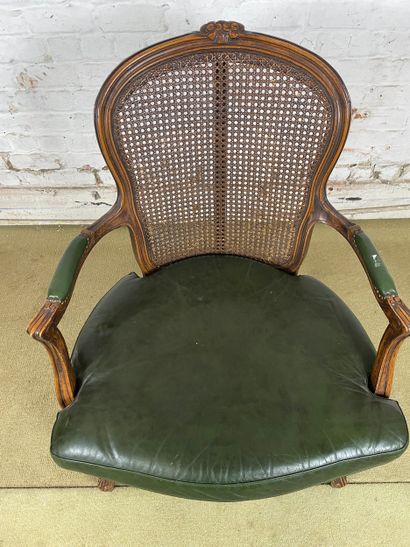 Fauteuil en bois sculpté, cannage et cuir...