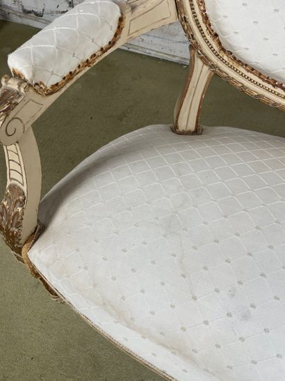 Canapé de style Louis XVI en bois relaqué,...