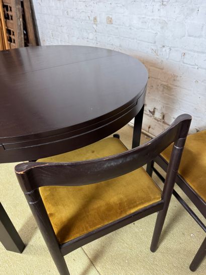 Ensemble de salle à manger moderniste dans...