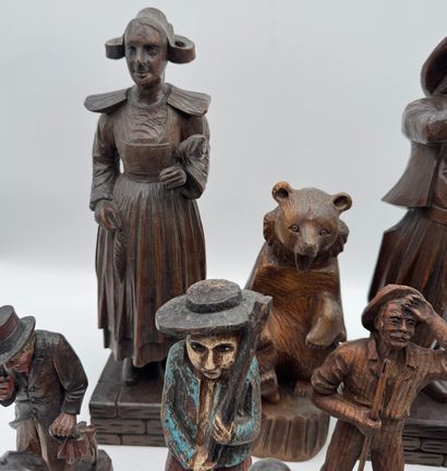Set of wooden sculptures with various subjects
A...
