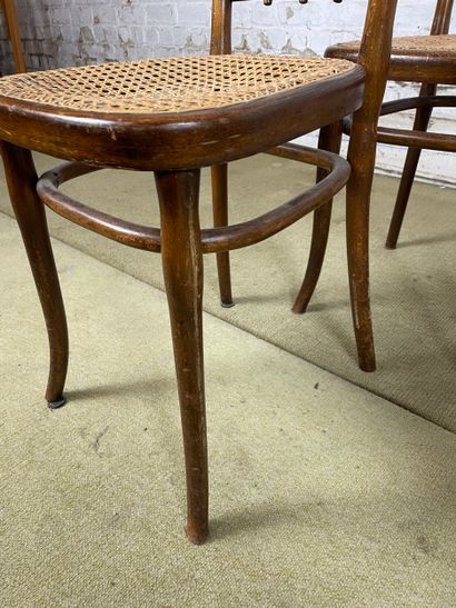 Suite de 4 chaises en bois et cannage - Thonet
Suite...