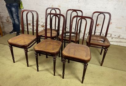 Suite de six chaises dans le goût de Thonet...