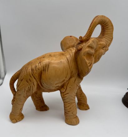 Lot de sujets animaliers en porcelaine, en...