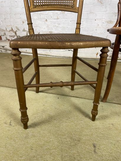 Lot de trois chaises en bois et cannage,...