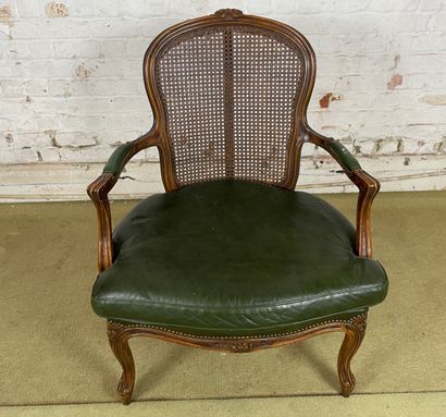 Fauteuil en bois sculpté, cannage et cuir...