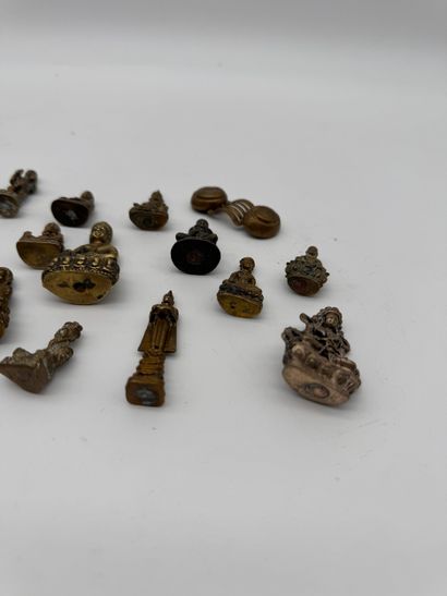 Lot de petites figurines bouddhistes
Ensemble...