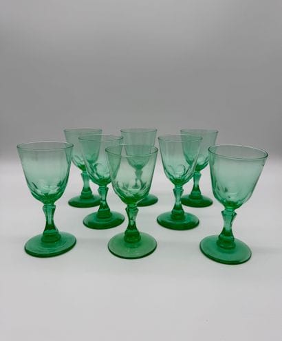 Série de huit verres en cristal d’ouraline...