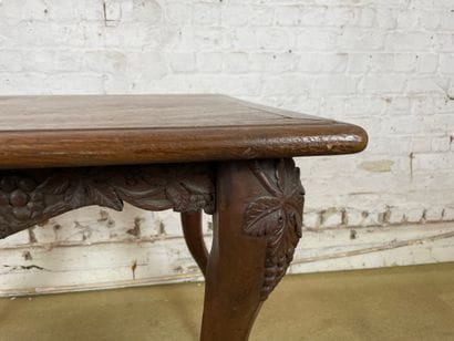 Table en bois sculpté à décor de grappes...
