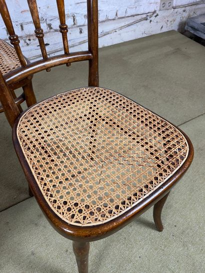 Suite de 4 chaises en bois et cannage - Thonet
Suite...