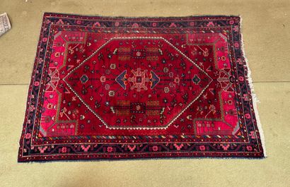 Hamadan rug with geometric decoration
Wool...
