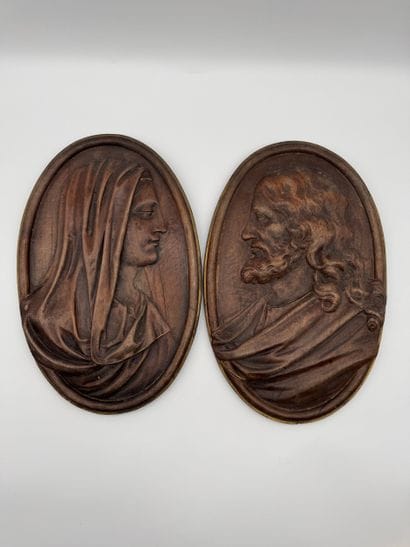 Paire de plaques ovales en bas-relief - Profils...