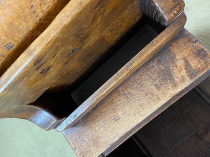 Banc coffre en chêne sculpté, style néo-gothique,...