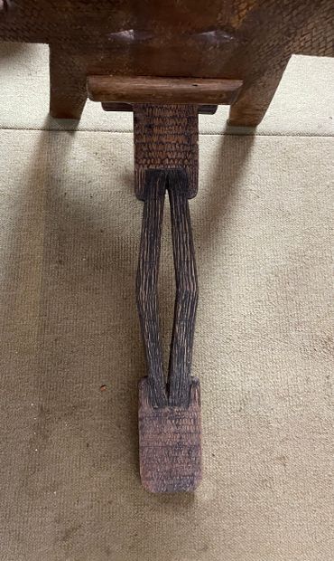 Lot de 4 sièges africains sculptés en bois...