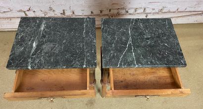 Paire de tables de chevet de style Empire...