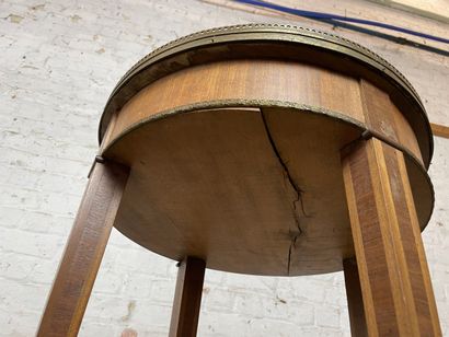 Table circulaire de style Louis XVI 
Table...