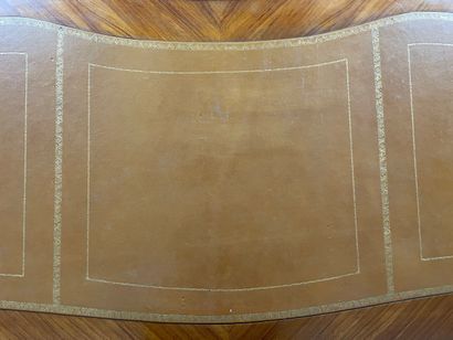 Bureau plat en marqueterie et bronze doré...