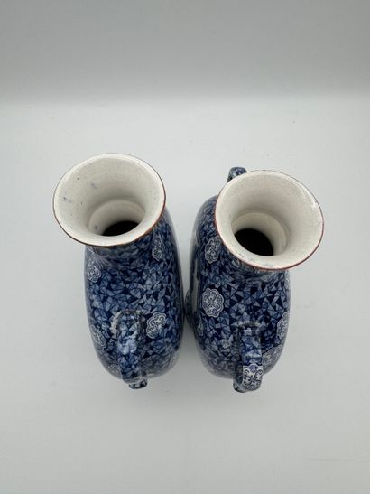 Paire de vases gourdes en faïence à décor...