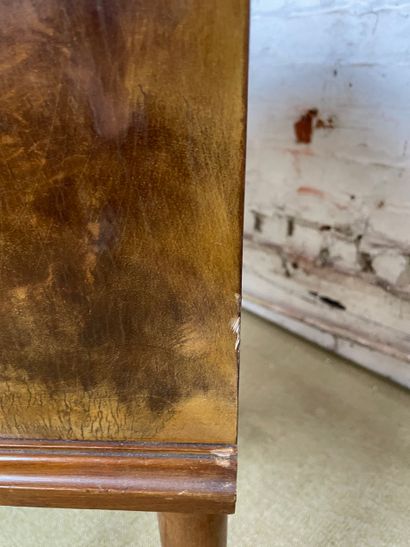Paire de tables de chevet de style Empire...