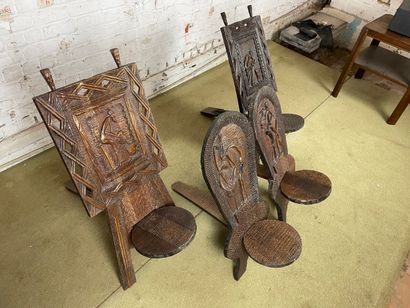 Lot de 4 sièges africains sculptés en bois...