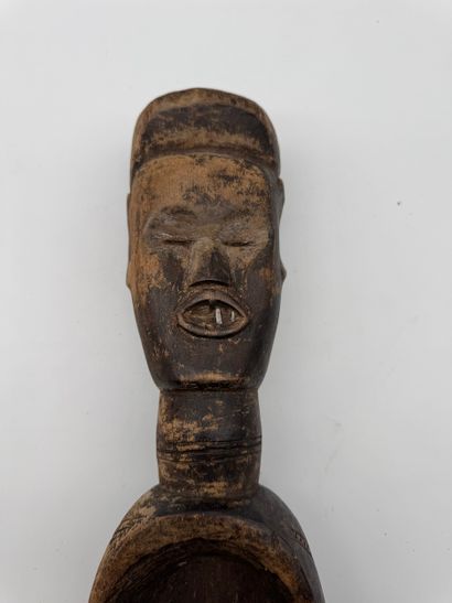 Lot of African-style objects (masks and sculptures)
Set...