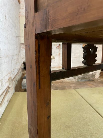 Table console en bois ouvrant par trois tiroirs...