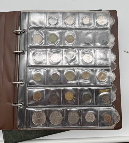 Lot de 2 classeurs numismatiques avec monnaies
Ensemble...