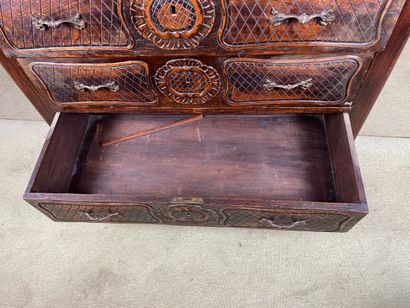 Commode en bois à décor sculpté, poignées...