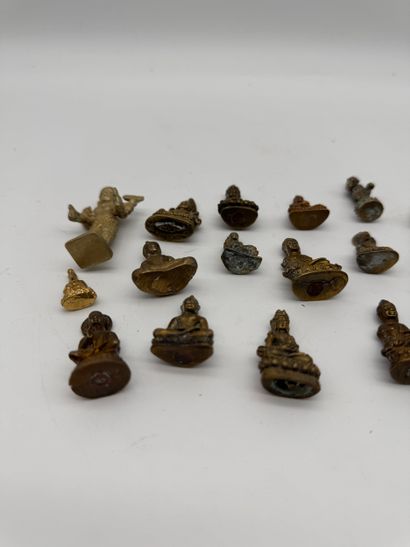 Lot de petites figurines bouddhistes
Ensemble...