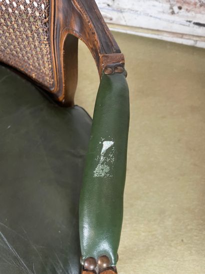 Fauteuil en bois sculpté, cannage et cuir...