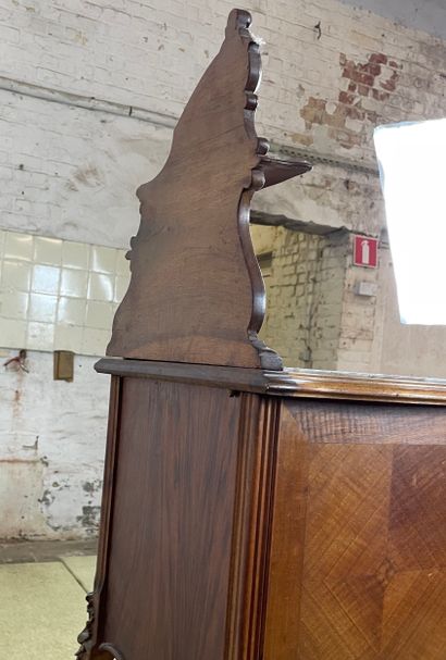 Table de chevet à gradin en bois sculpté,...