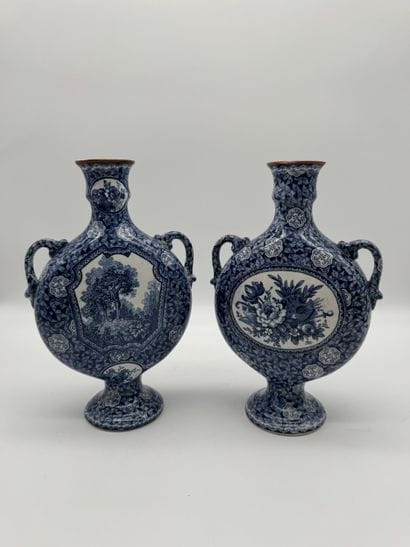 Paire de vases gourdes en faïence à décor...