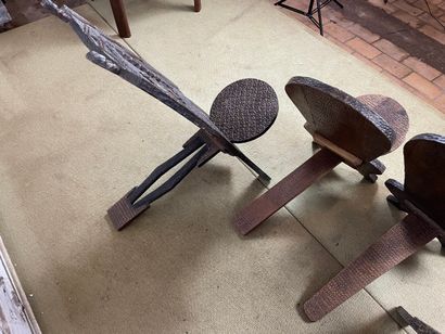 Lot de 4 sièges africains sculptés en bois...