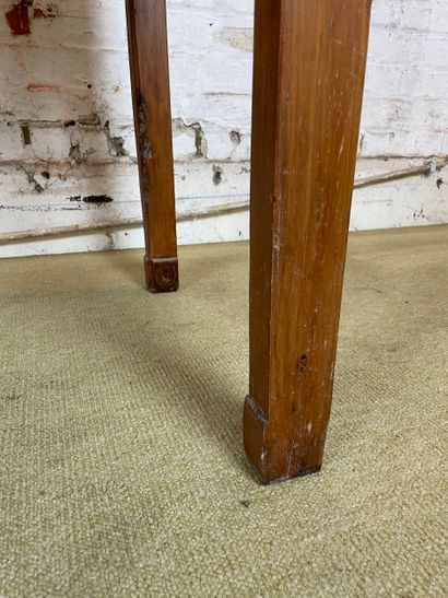 Table console en bois ouvrant par trois tiroirs...