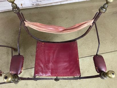 Paire de fauteuils de style néoclassique,...