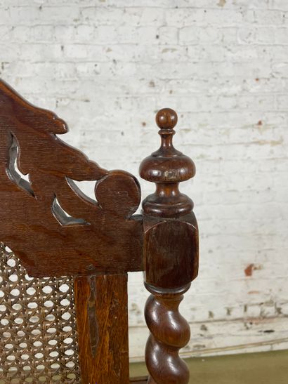Fauteuil en bois sculpté et cannage - Style...