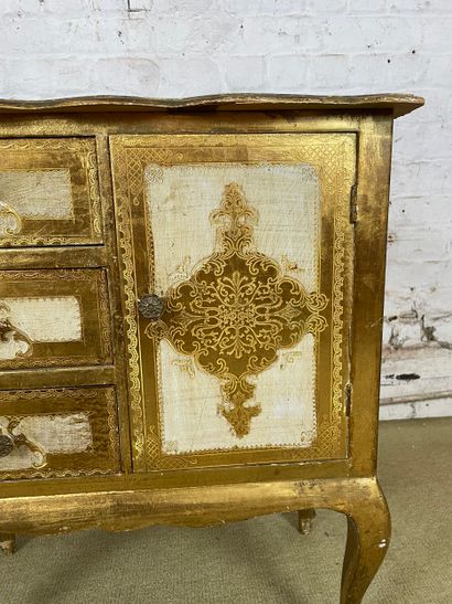 Commode d’appoint en bois stuqué et doré...