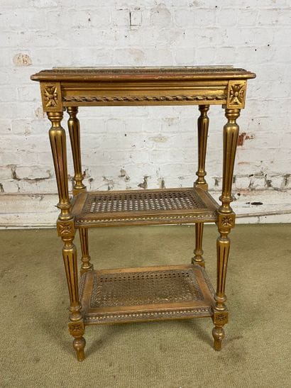 Guéridon à tablettes de style Louis XVI
Petit...