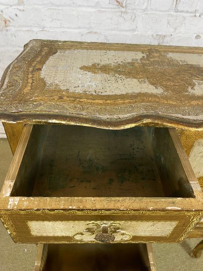 Commode d’appoint en bois stuqué et doré...