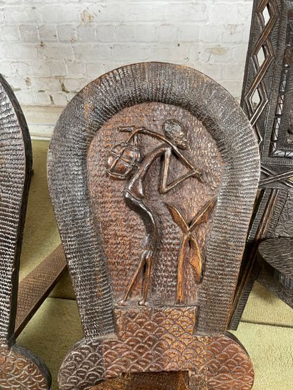 Lot de 4 sièges africains sculptés en bois...