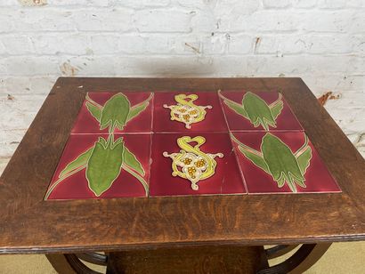 Table d’appoint en bois à plateau en carreaux...