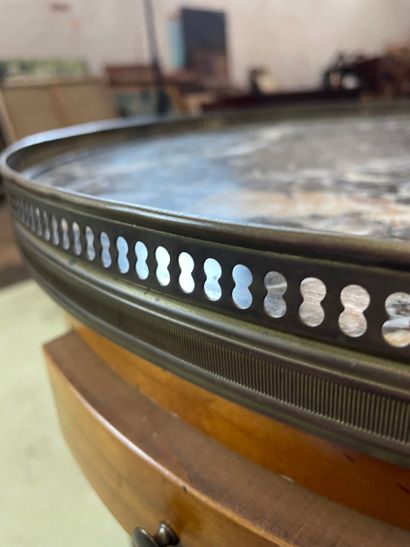Table de jeu de style Louis XVI 
Table circulaire...
