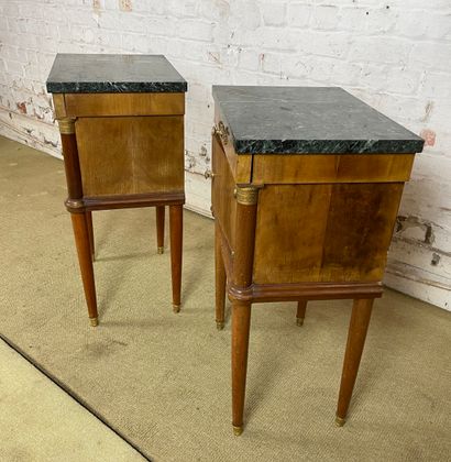 Paire de tables de chevet de style Empire...