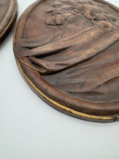 Paire de plaques ovales en bas-relief - Profils...